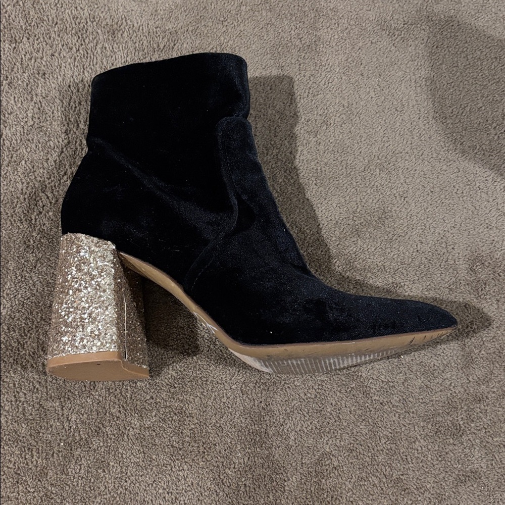 Betsey Johnson Kacey Black Velvet Pointed Toe Ankle Booties - Size 9 - Picture 3 of 11